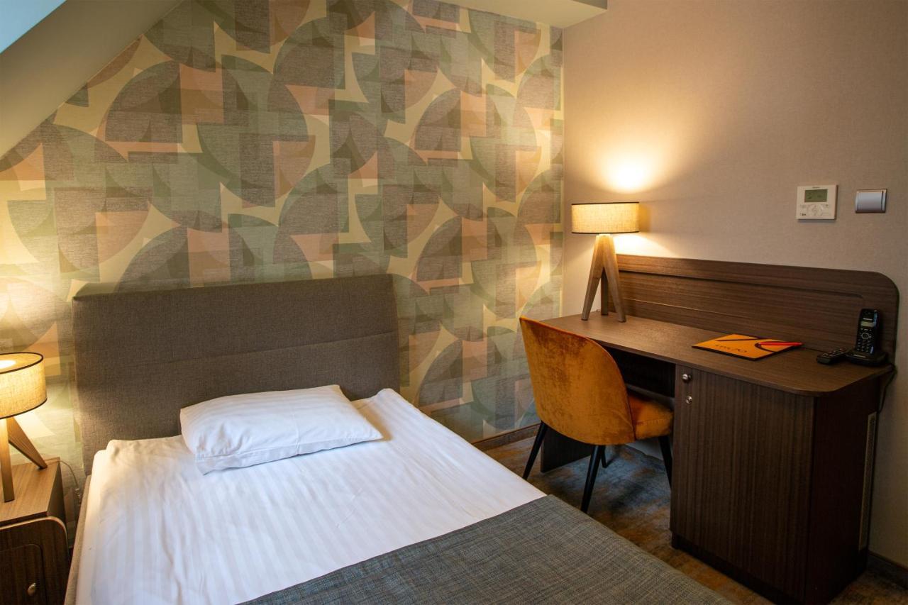 Hotel Styl 70 Pszczyna Bagian luar foto