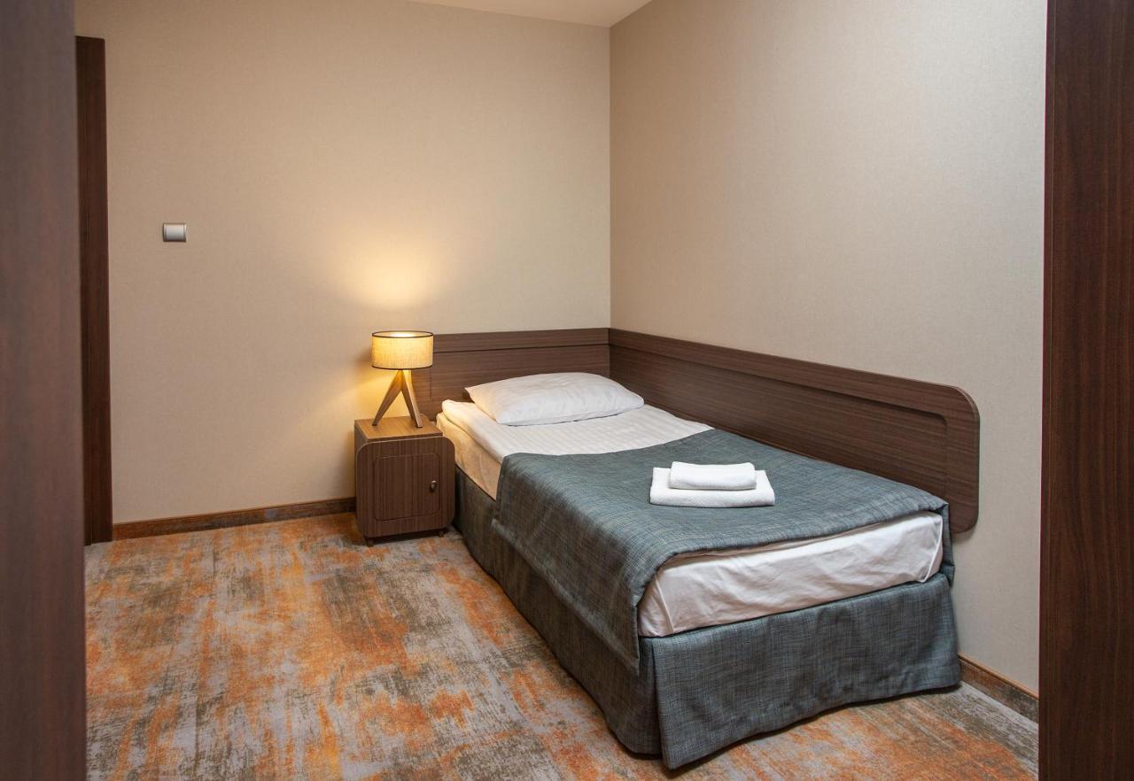 Hotel Styl 70 Pszczyna Bagian luar foto