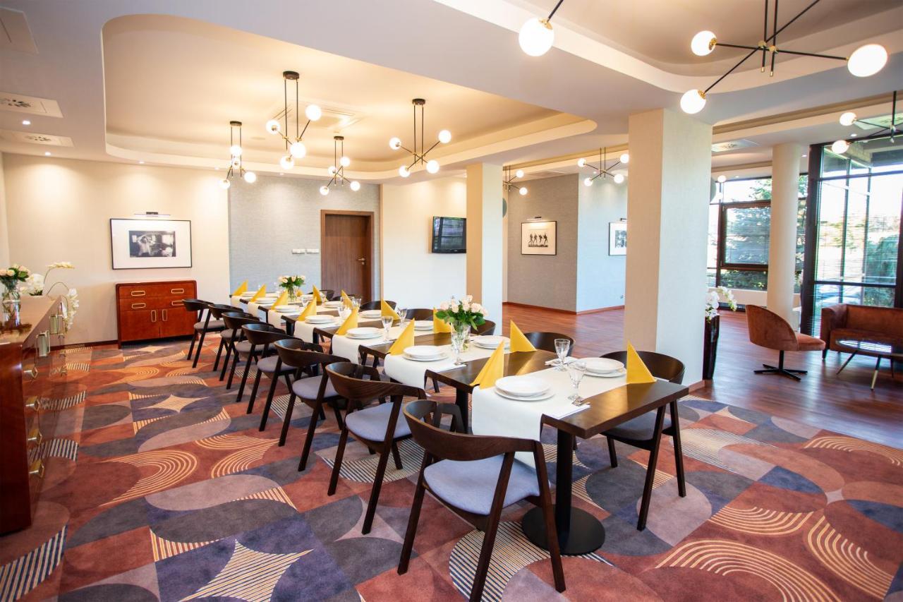 Hotel Styl 70 Pszczyna Bagian luar foto